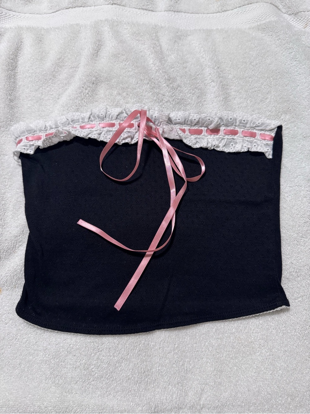coquette y 2k tube top
with sweet floral pattern imprinted in the fabric. Size s